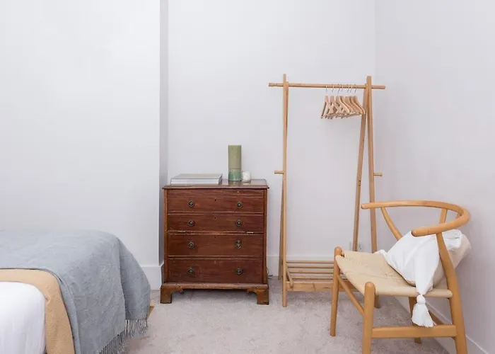 Newly Renovated Large 4/5 Bedroom Victorian Terrace House With Garden.