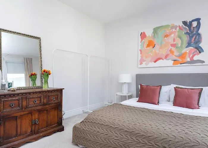 Newly Renovated Large 4/5 Bedroom Victorian Terrace House With Garden.