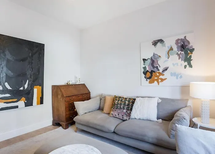 Newly Renovated Large 4/5 Bedroom Victorian Terrace House With Garden.